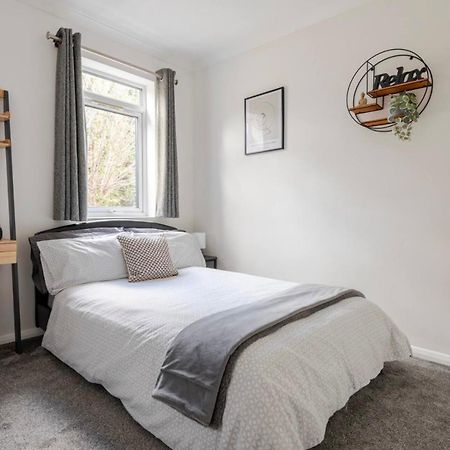 Modern 2 Bed House In Rainham, Kent - Central Location Рейнъм Екстериор снимка