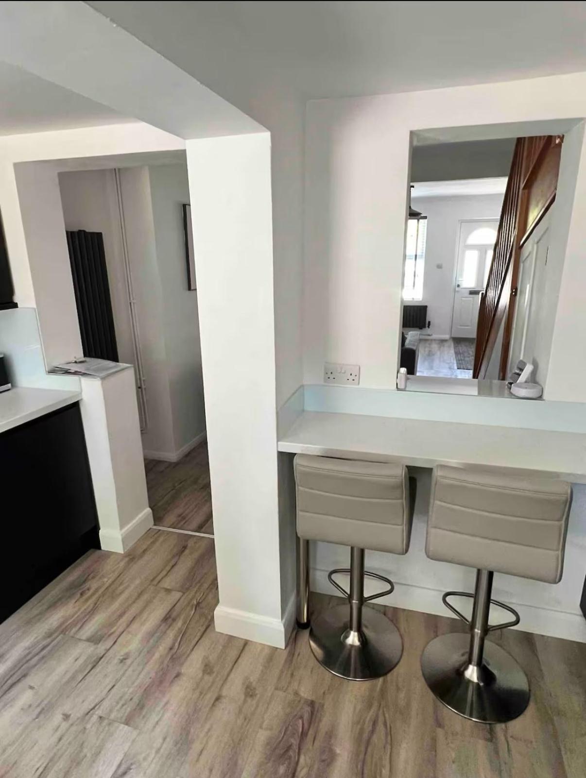 Modern 2 Bed House In Rainham, Kent - Central Location Рейнъм Екстериор снимка