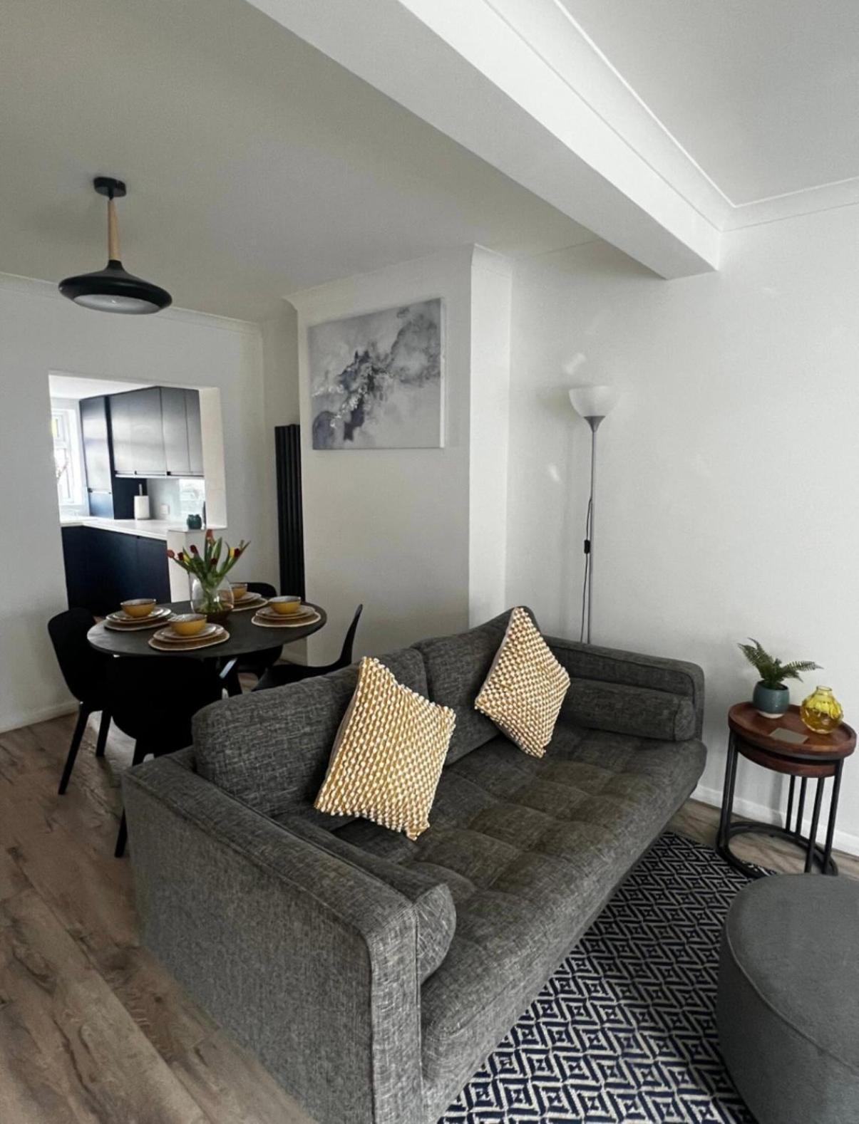 Modern 2 Bed House In Rainham, Kent - Central Location Рейнъм Екстериор снимка