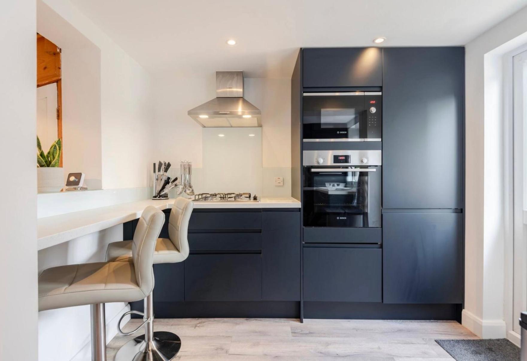 Modern 2 Bed House In Rainham, Kent - Central Location Рейнъм Екстериор снимка
